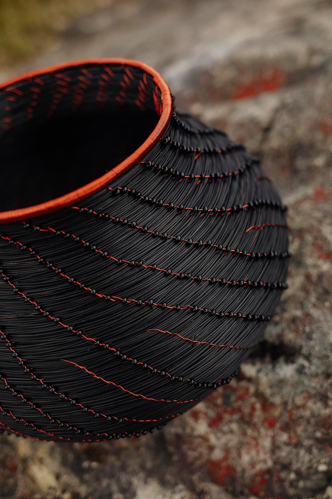 CANASTO NEGRO CON COBRE