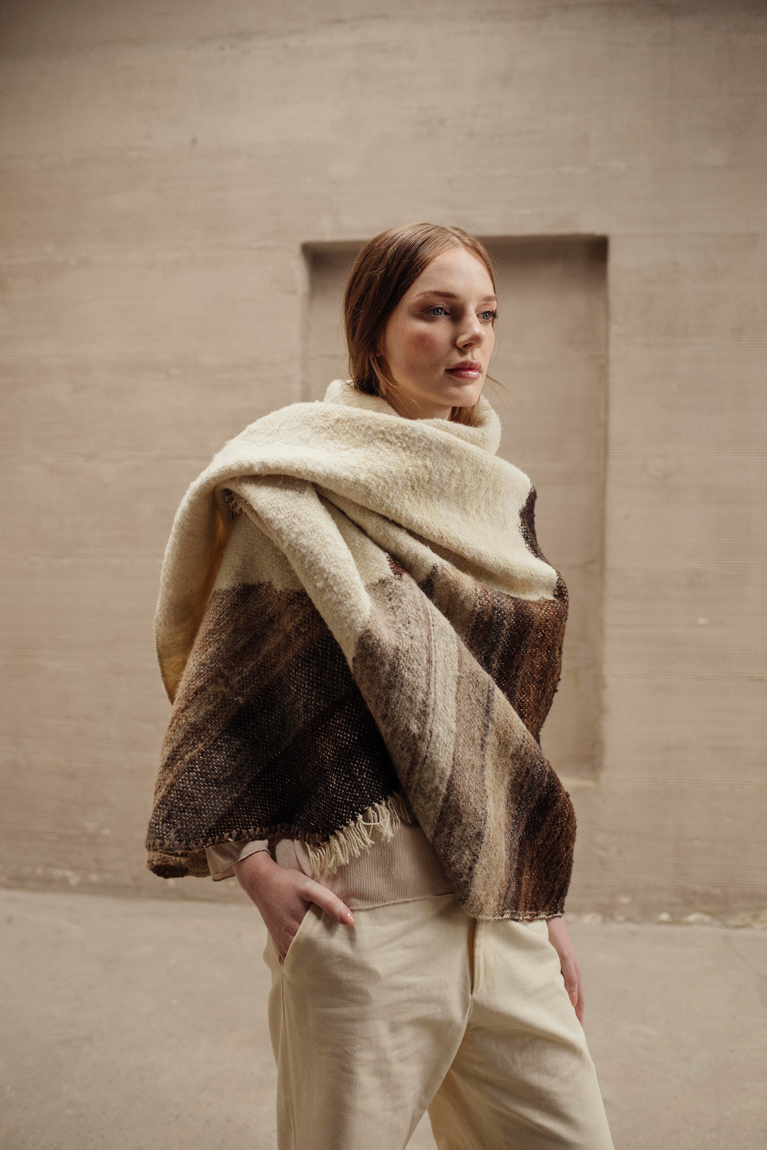 RUANA CHOCOLATE Y IVORY