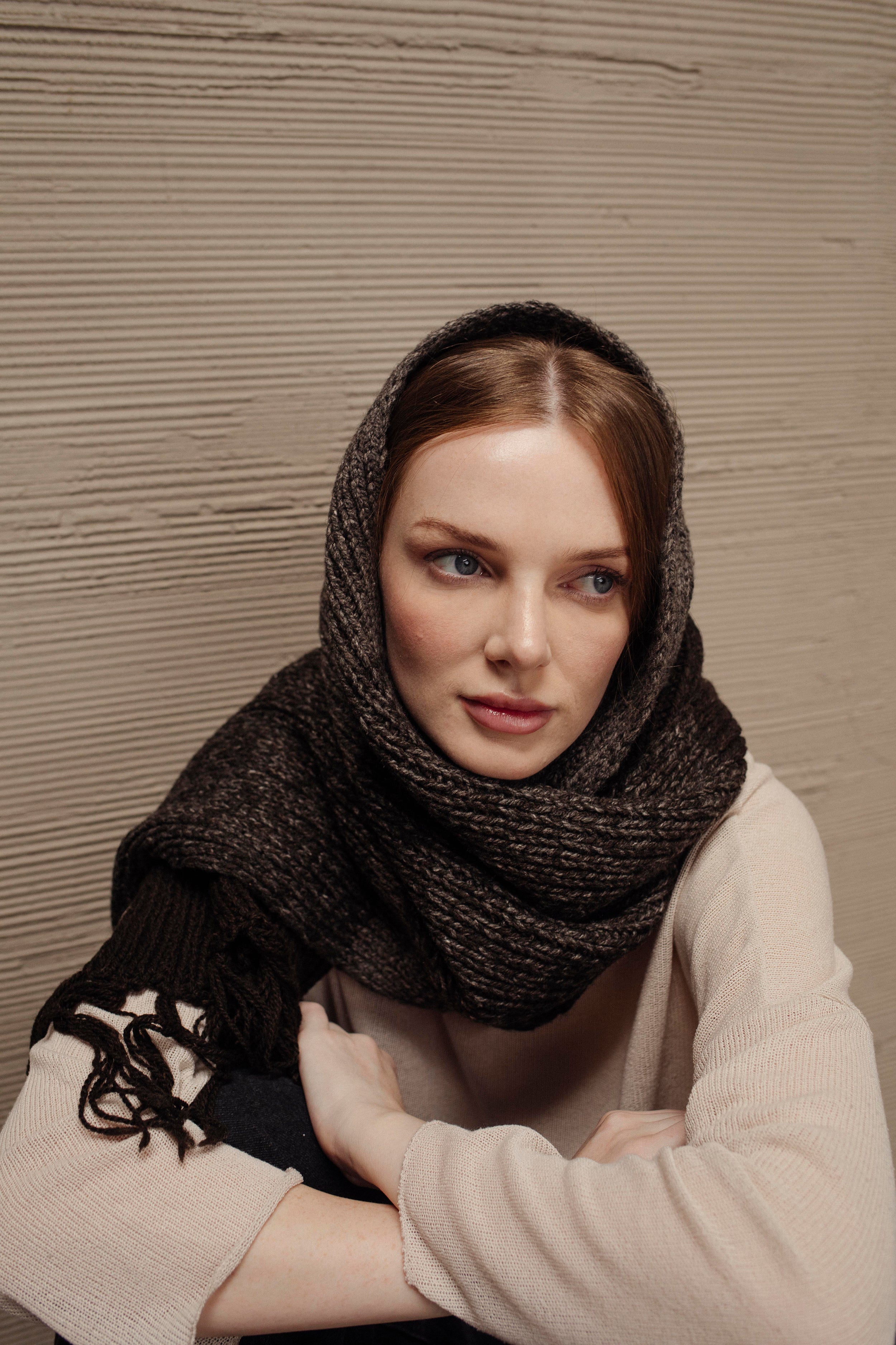 BUFANDA COMBINADA CHOCOLATE Y GRIS DEGRADÉ