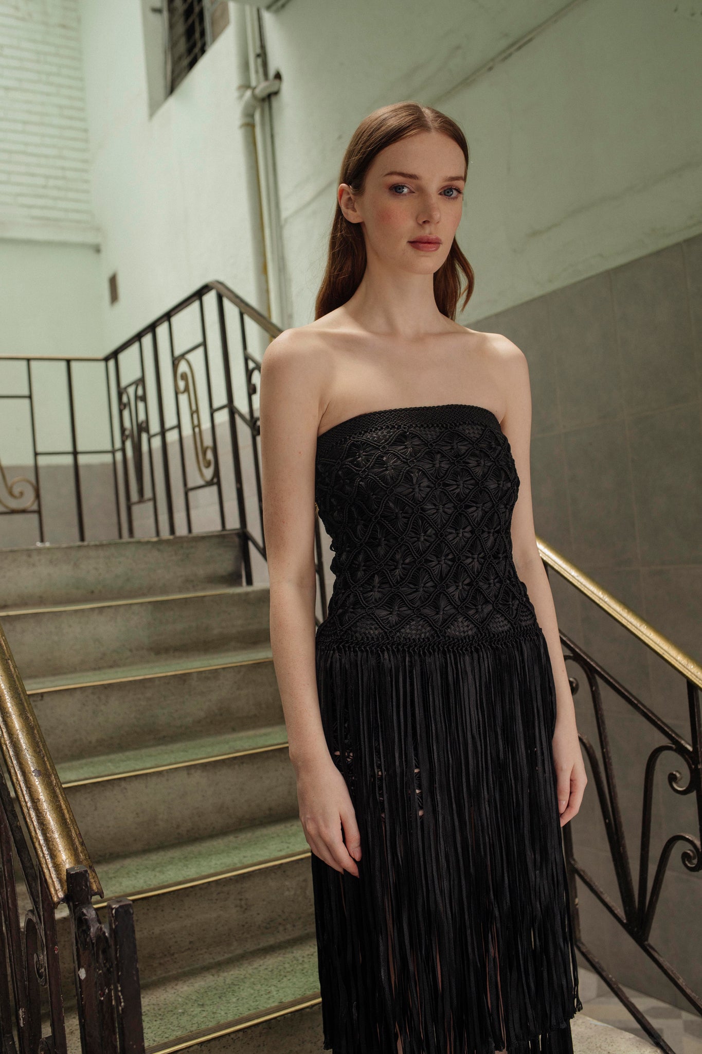 VESTIDO NEGRO DE FLECOS