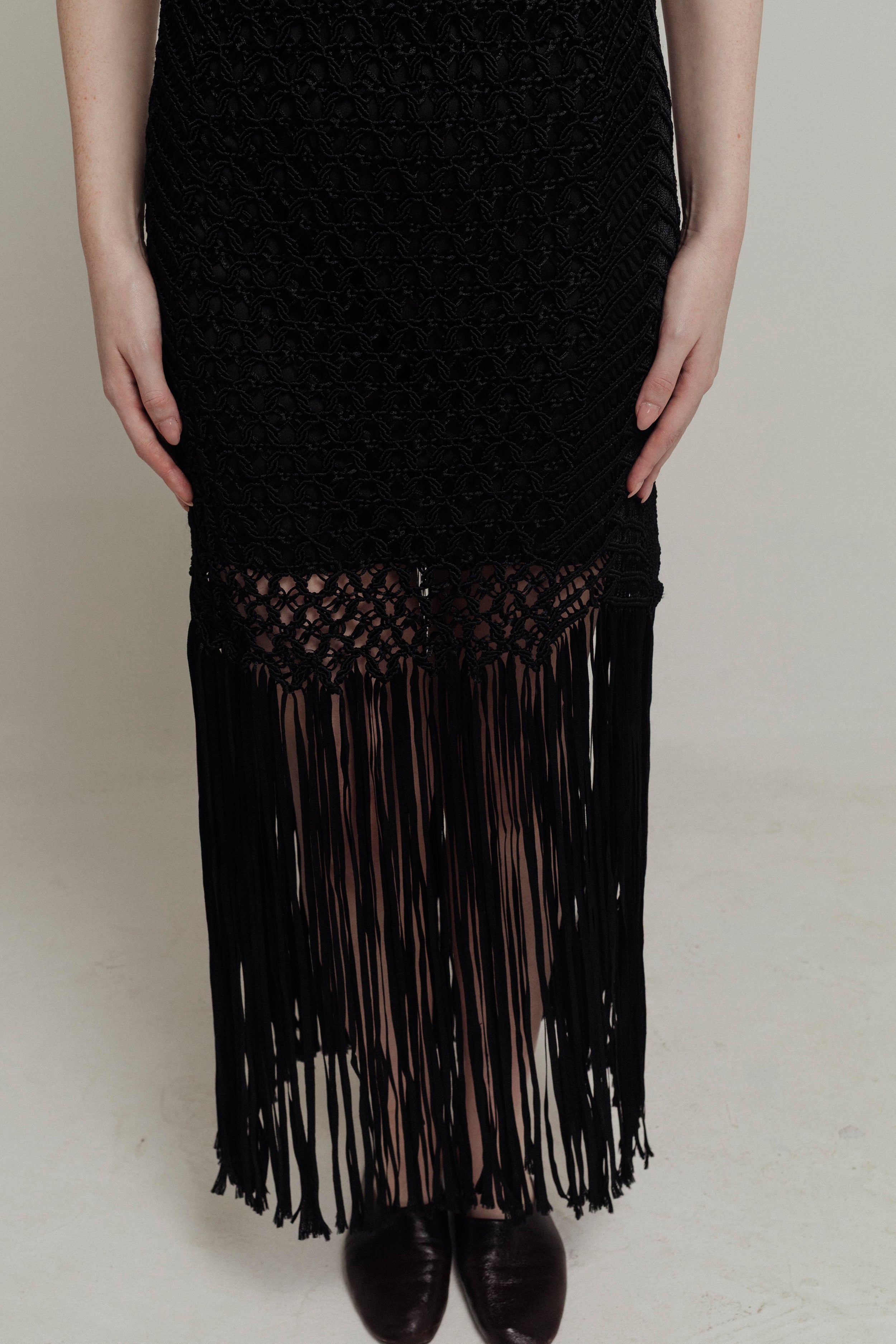 VESTIDO NEGRO DE FLECOS