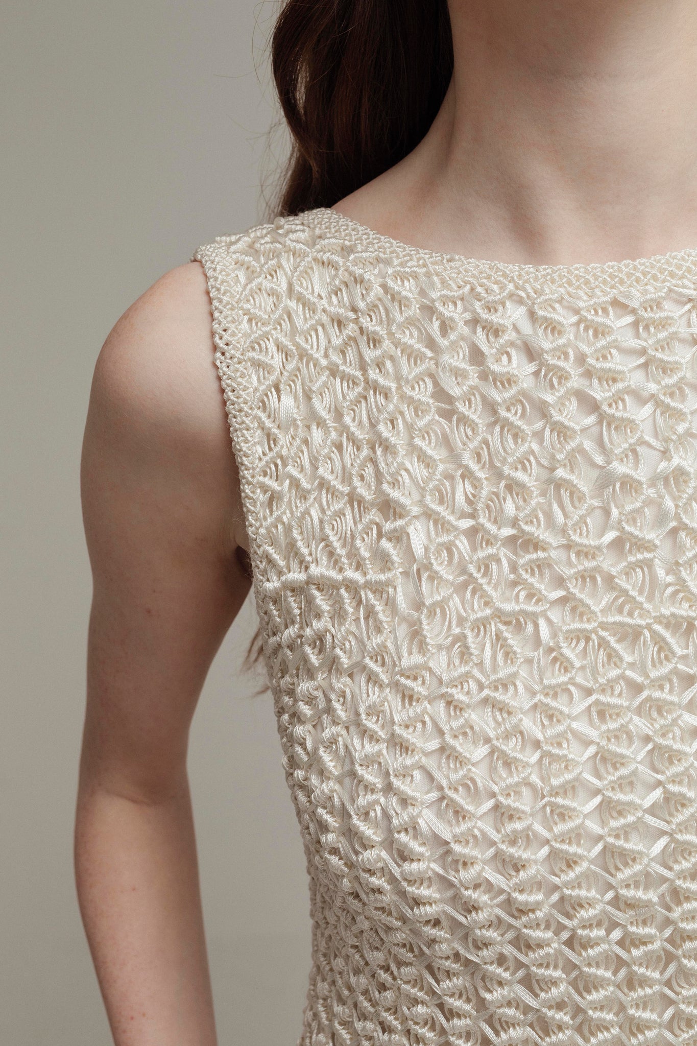 VESTIDO OFF WHITE EN MACRAMÉ