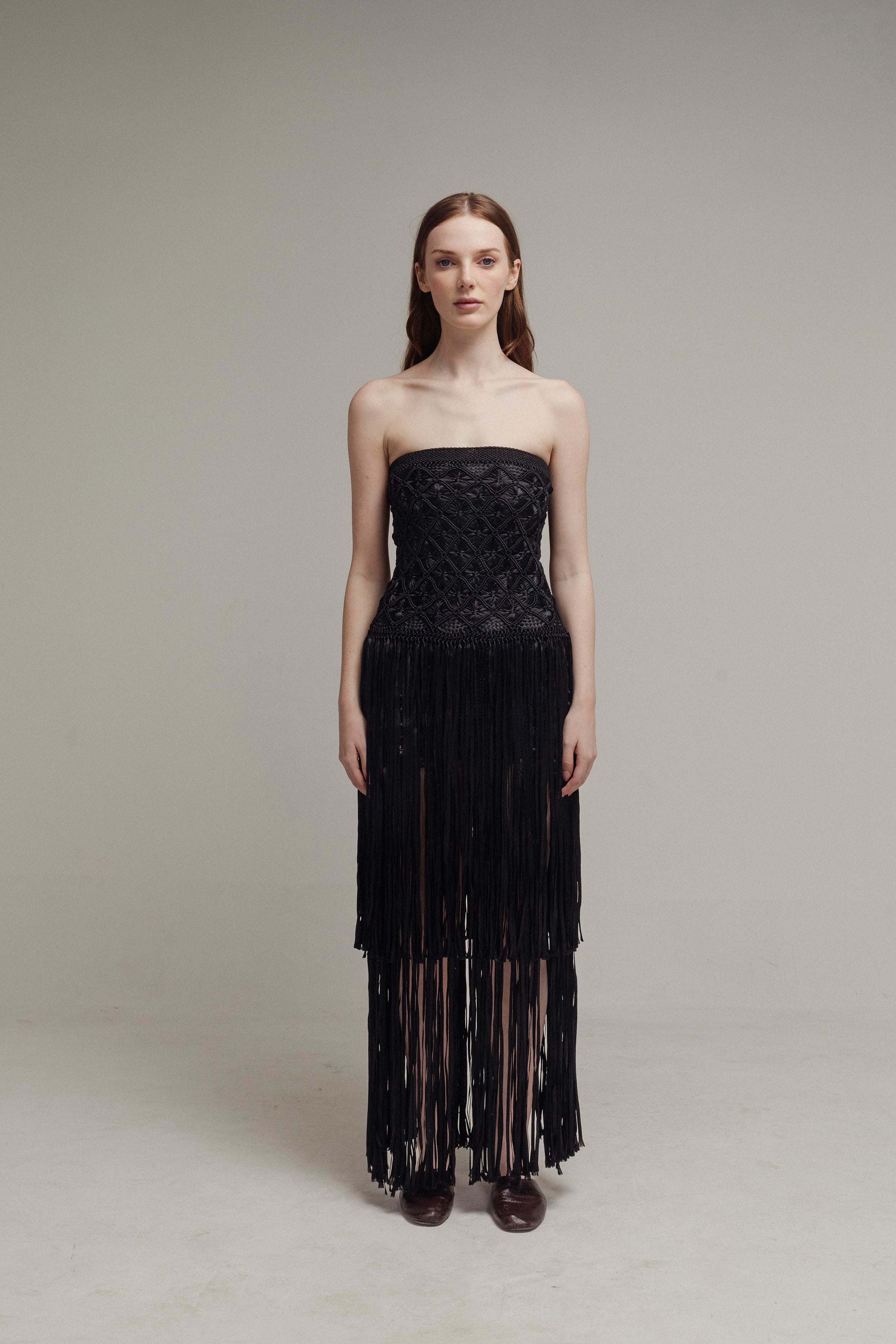 VESTIDO NEGRO DE FLECOS