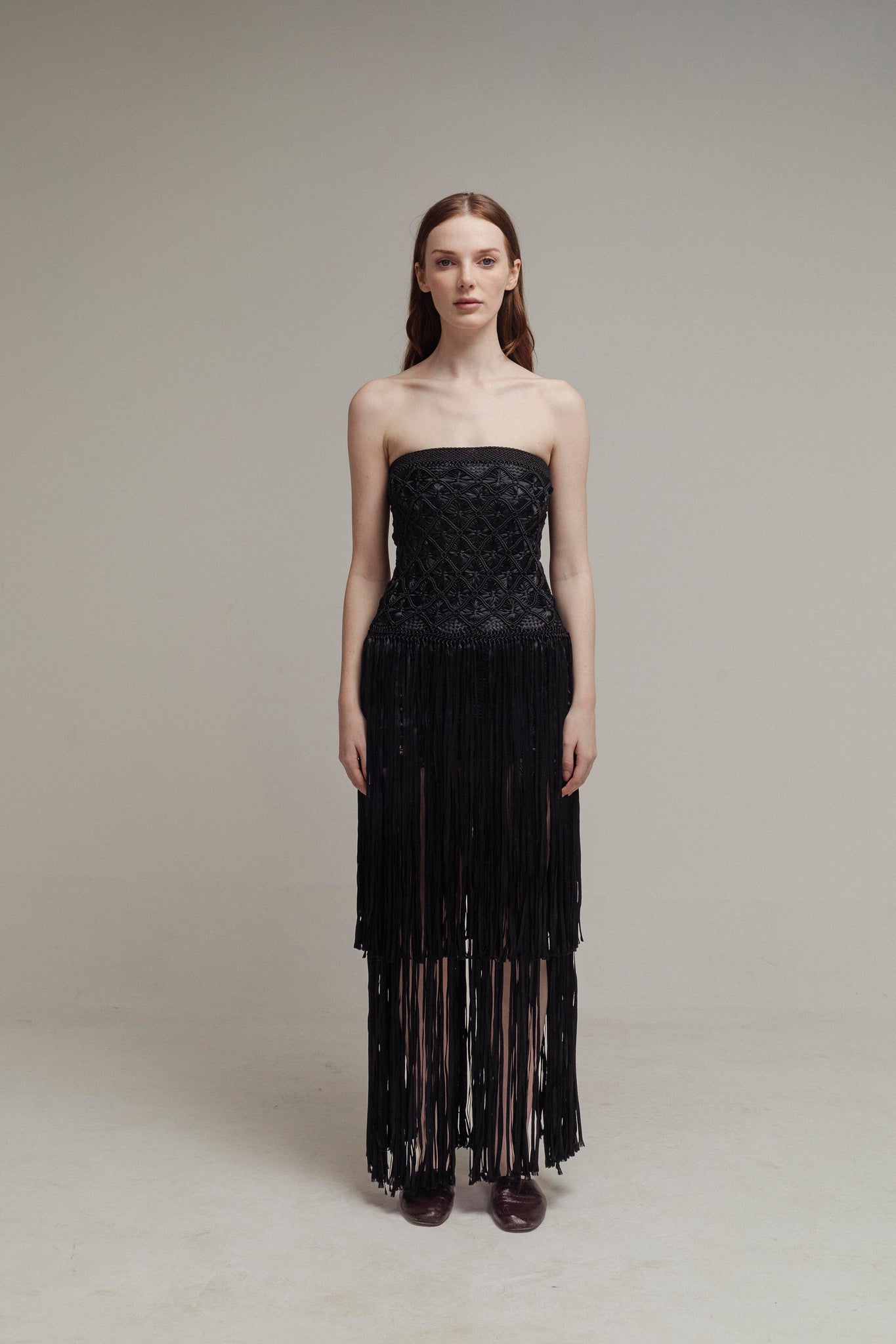 VESTIDO NEGRO DE FLECOS