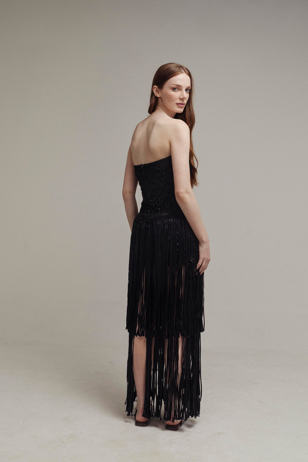 VESTIDO NEGRO DE FLECOS