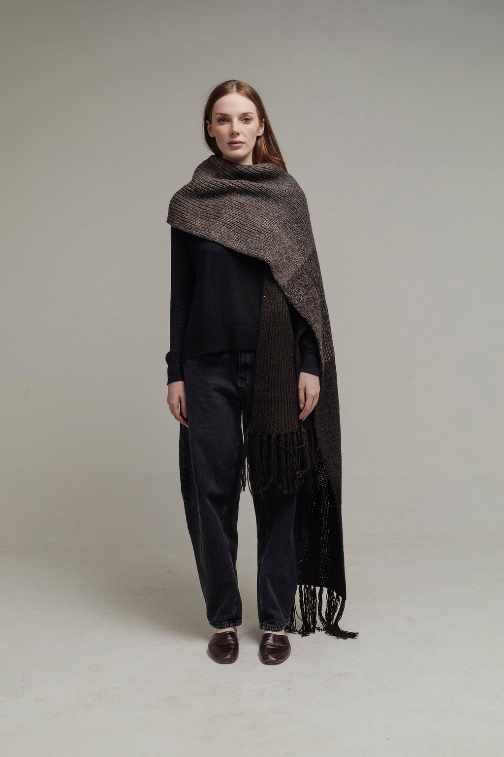 BUFANDA COMBINADA CHOCOLATE Y GRIS DEGRADÉ