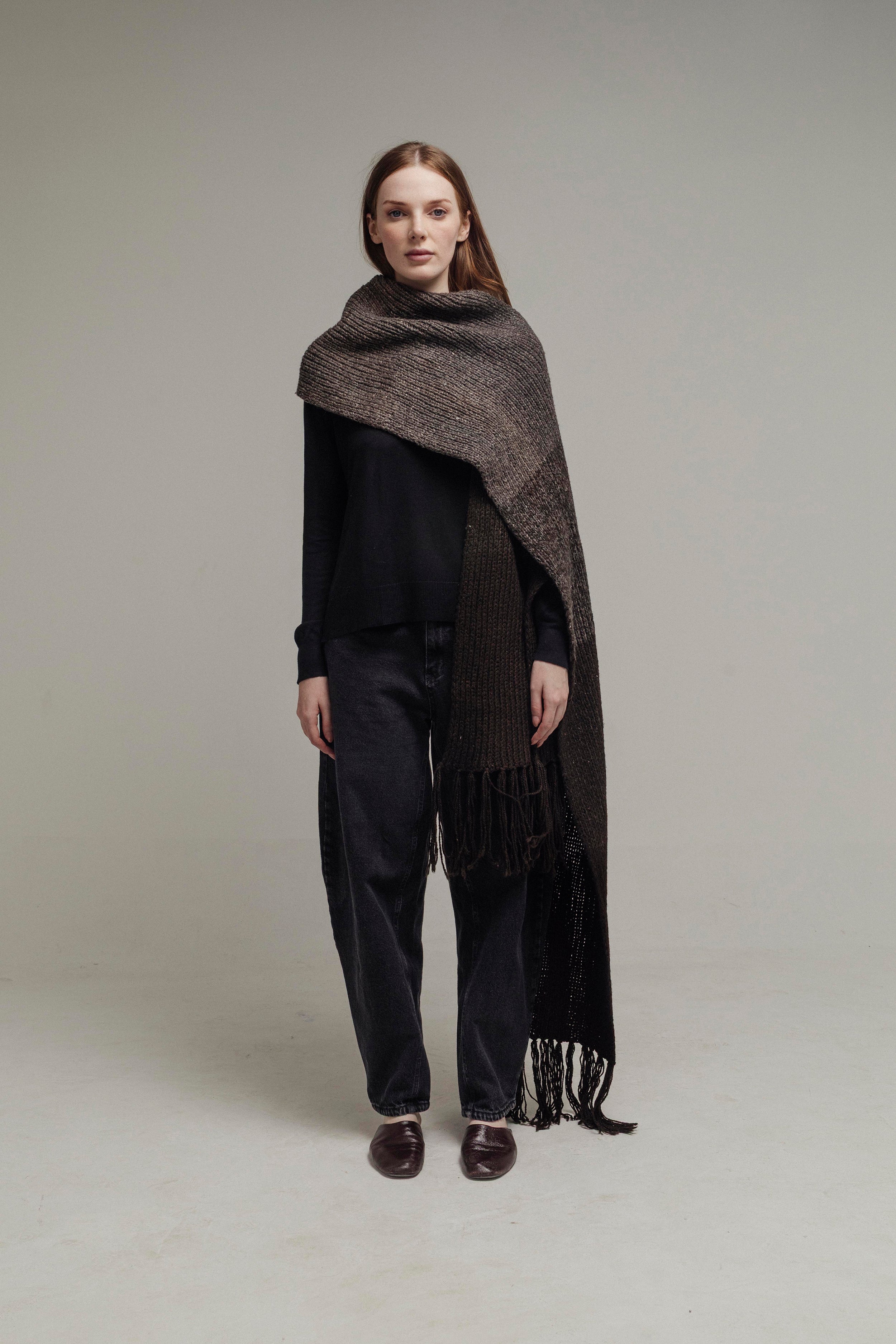 BUFANDA COMBINADA CHOCOLATE Y GRIS DEGRADÉ