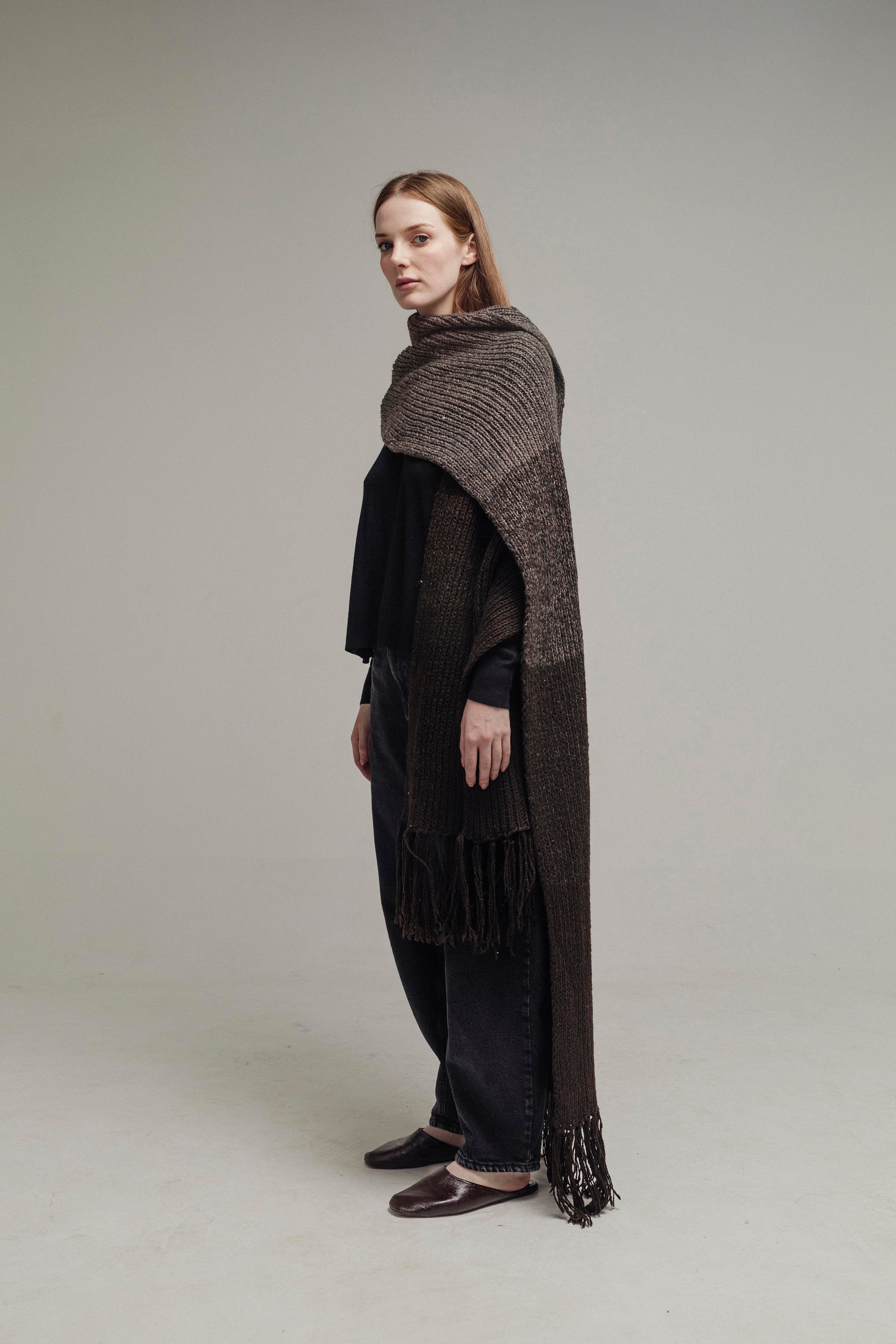 BUFANDA COMBINADA CHOCOLATE Y GRIS DEGRADÉ