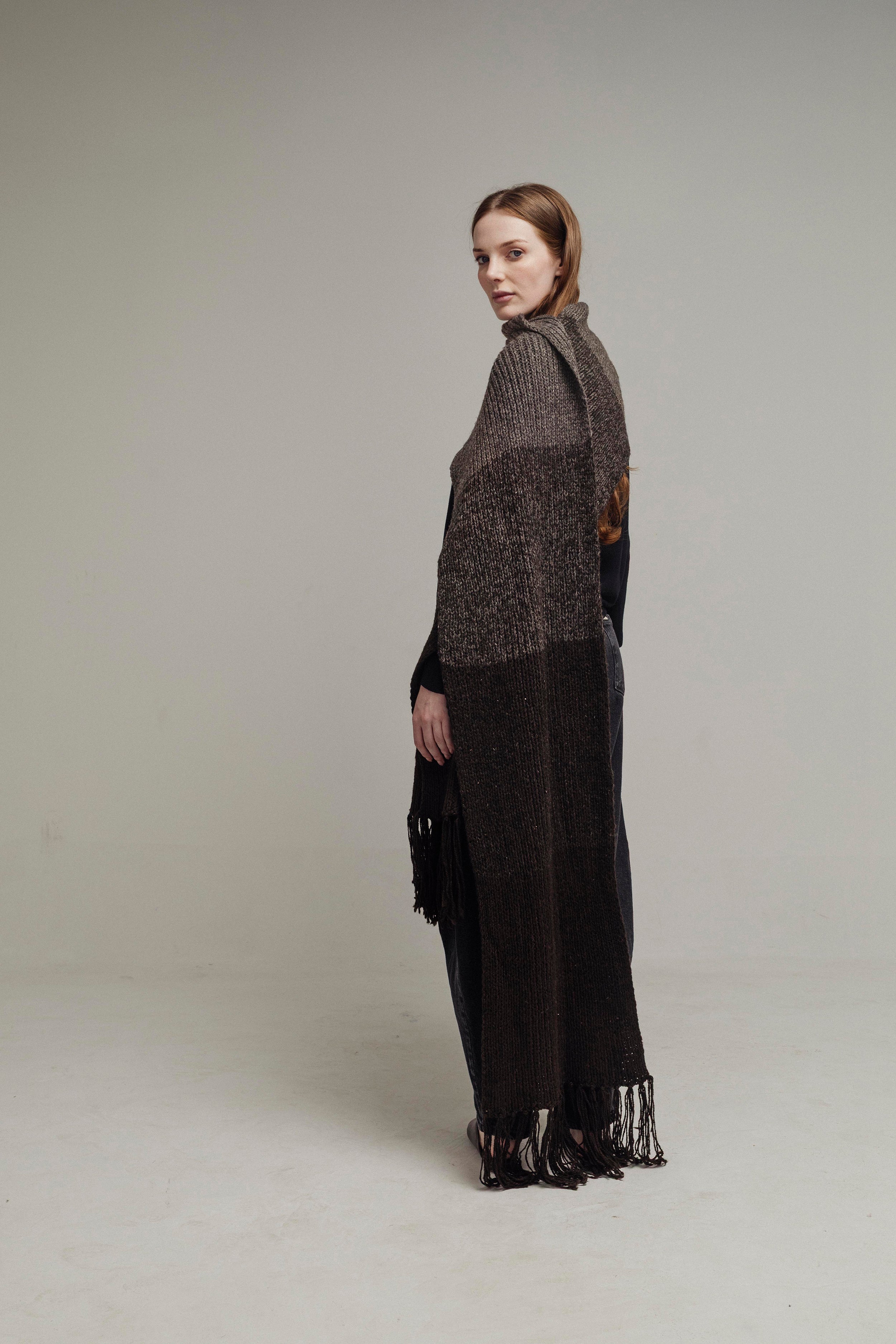 BUFANDA COMBINADA CHOCOLATE Y GRIS DEGRADÉ