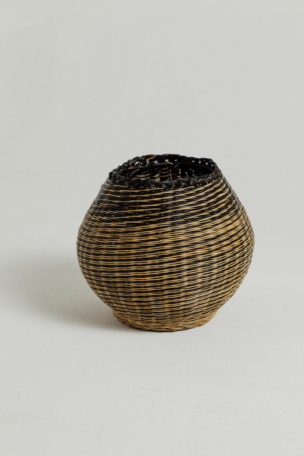 CANASTO NEGRO CON NATURAL