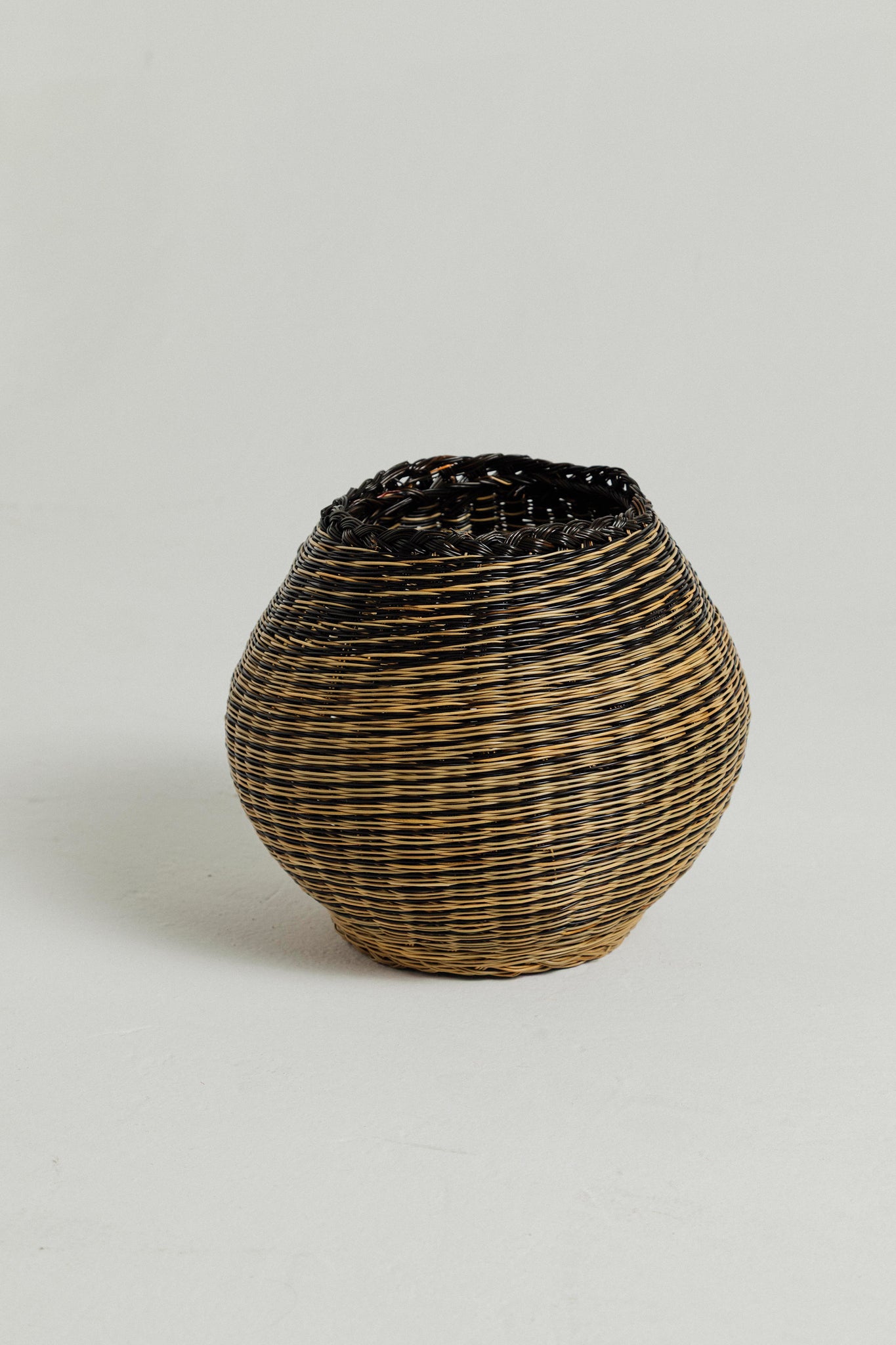 CANASTO NEGRO CON NATURAL