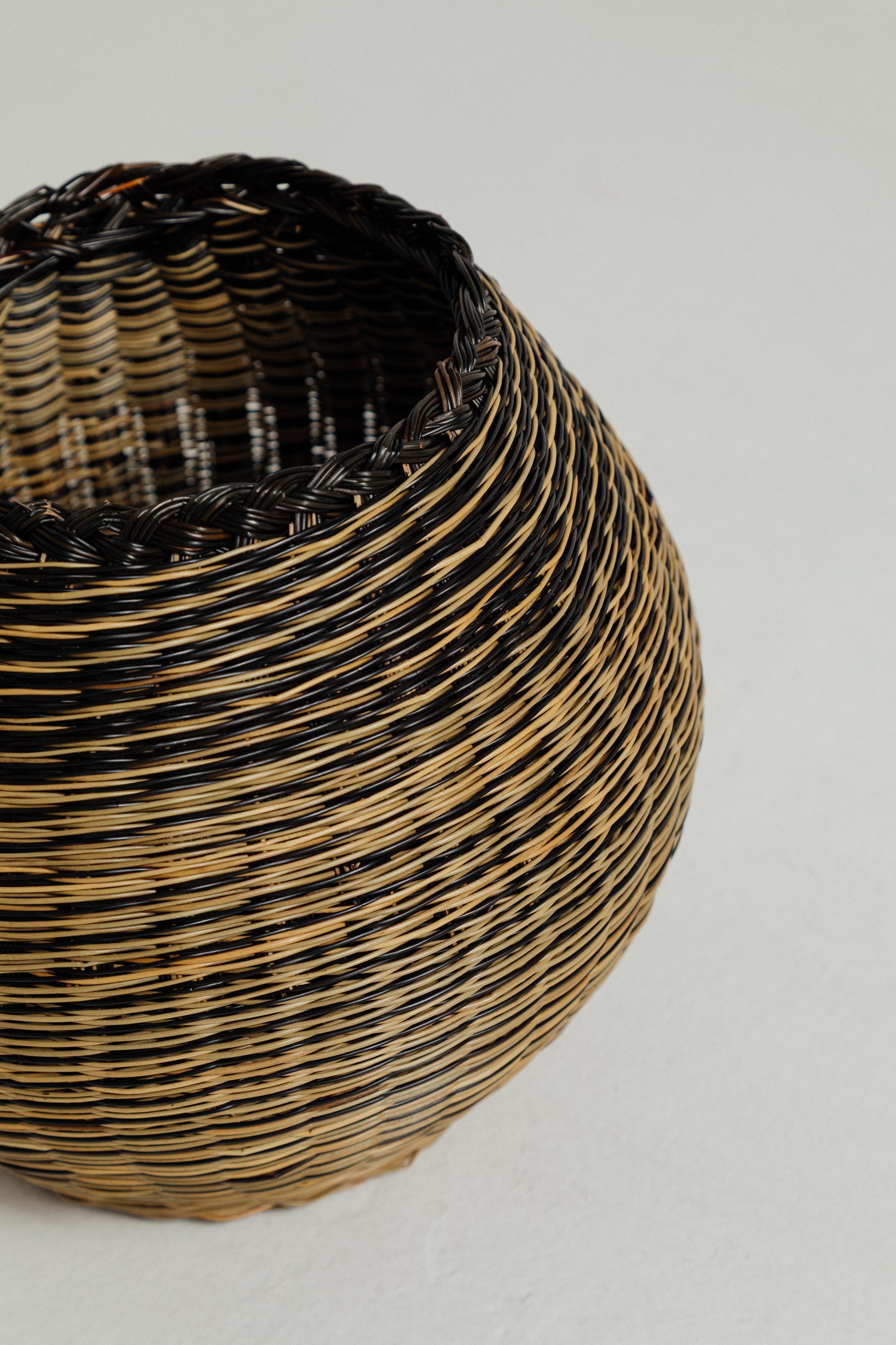 CANASTO NEGRO CON NATURAL