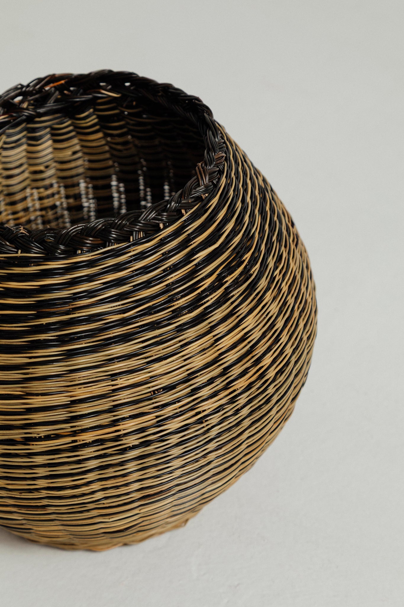 CANASTO NEGRO CON NATURAL