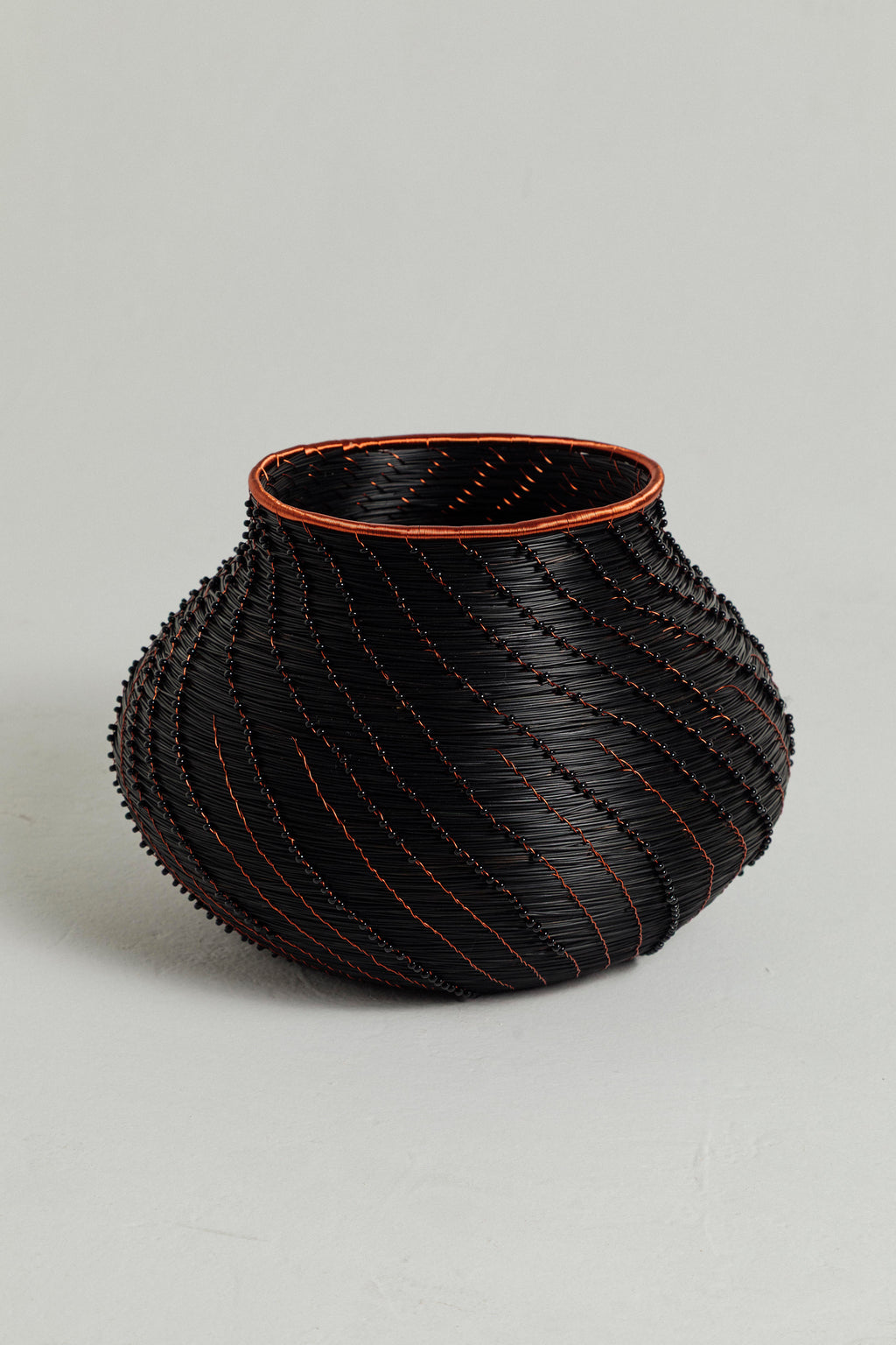 CANASTO NEGRO CON COBRE