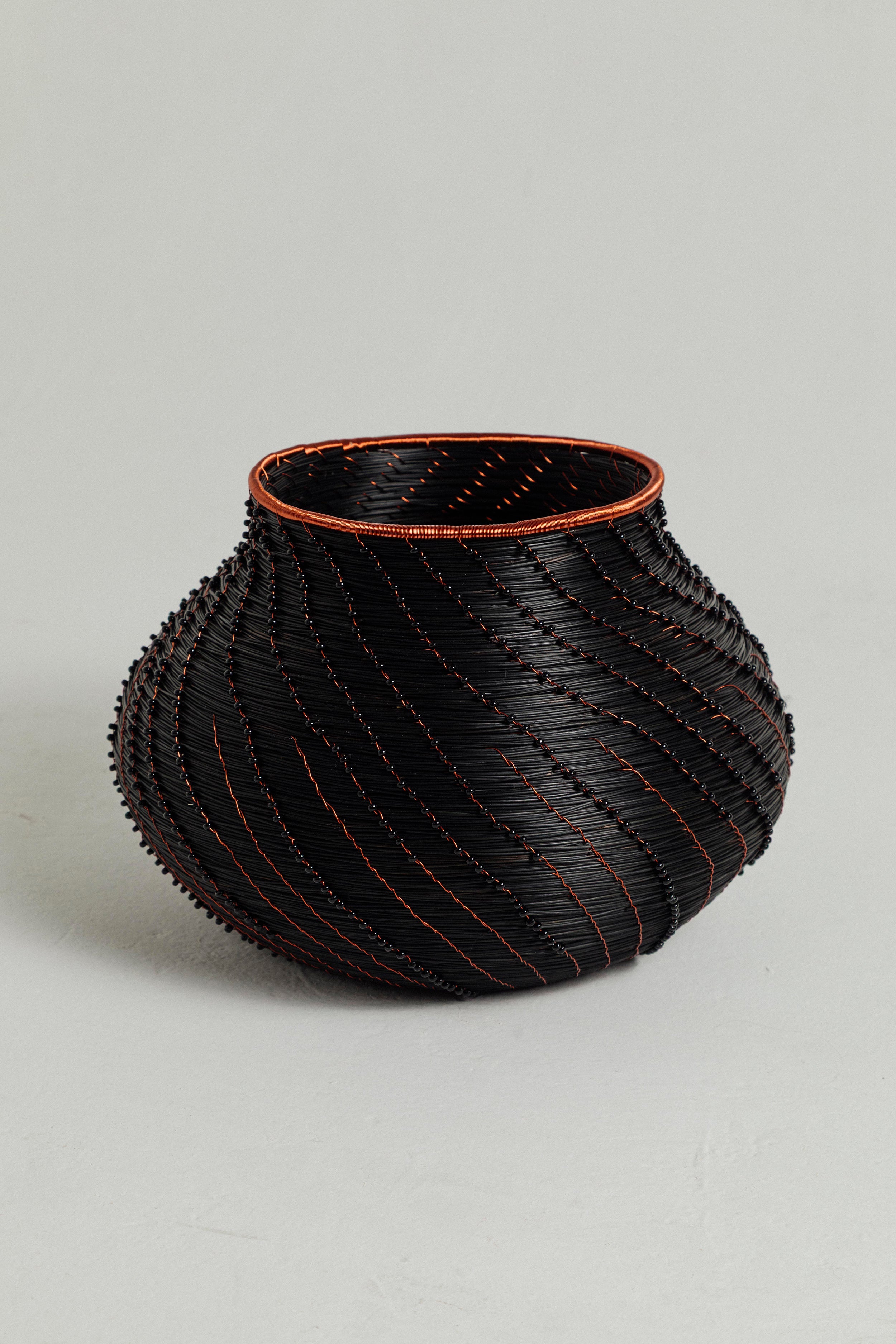 CANASTO NEGRO CON COBRE