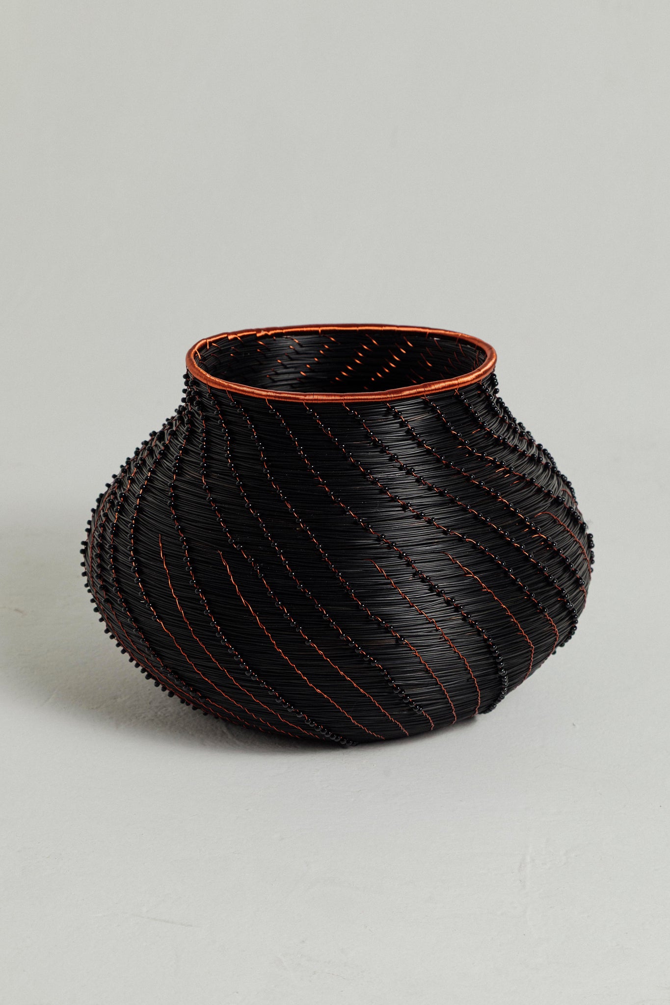 CANASTO NEGRO CON COBRE