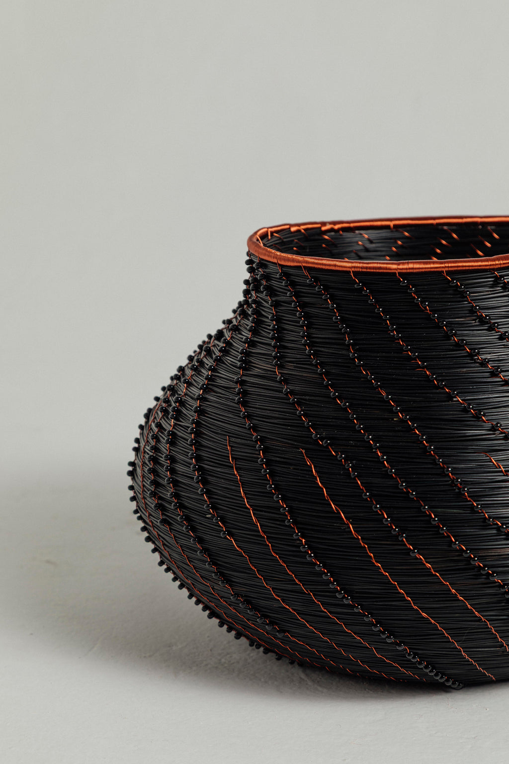 CANASTO NEGRO CON COBRE