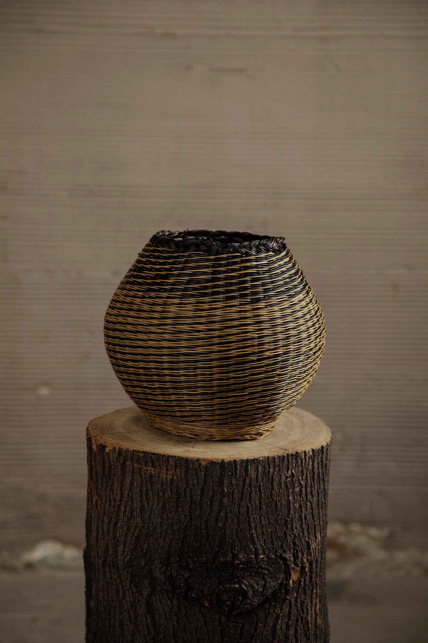 CANASTO NEGRO CON NATURAL