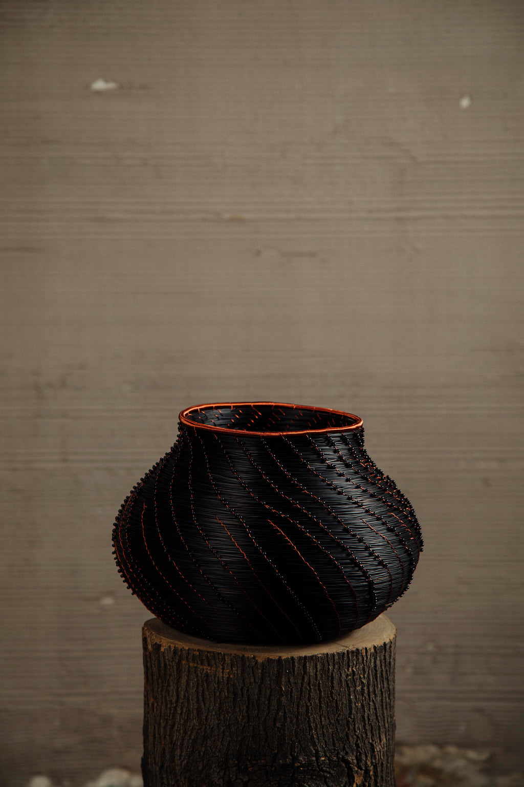 CANASTO NEGRO CON COBRE