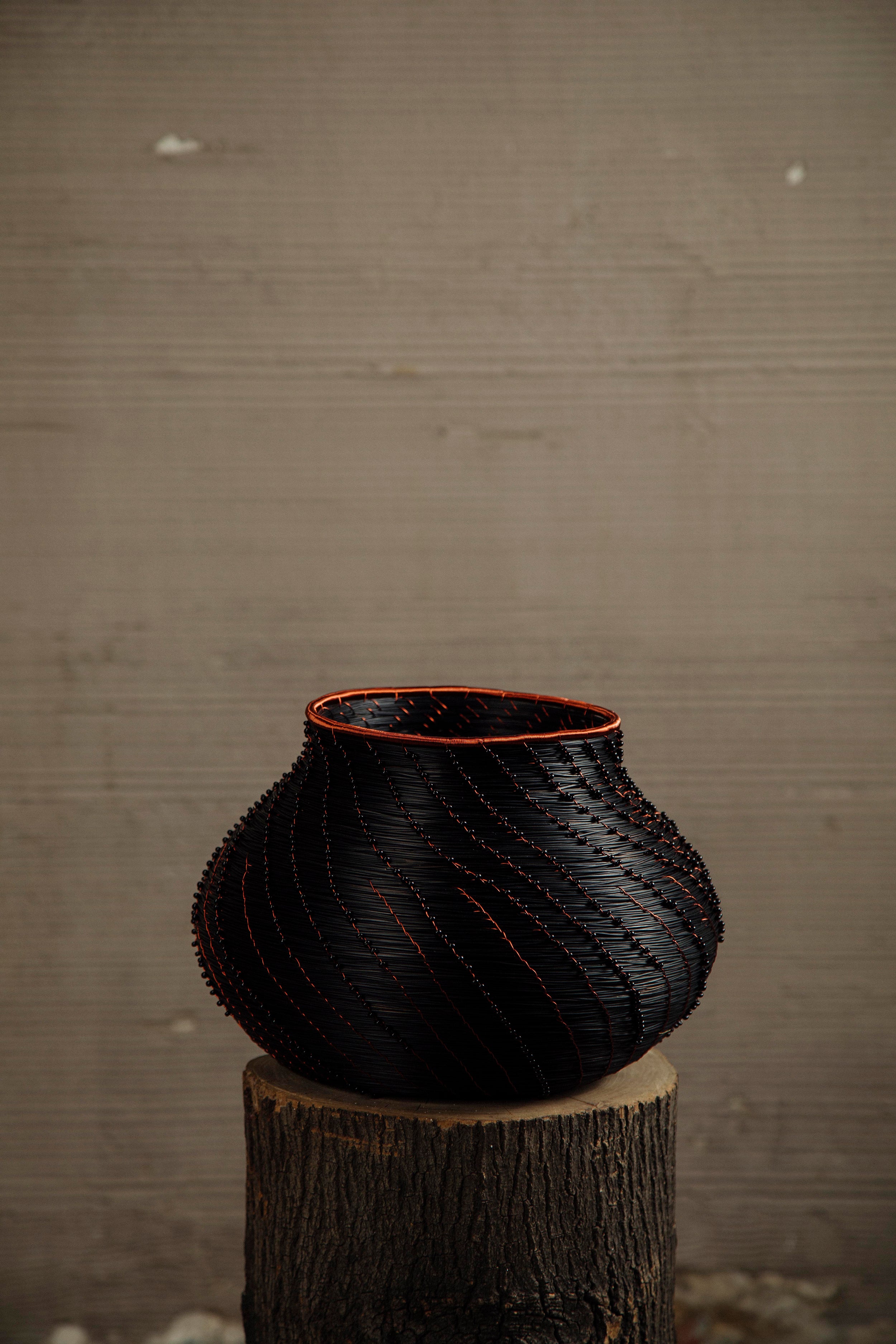 CANASTO NEGRO CON COBRE