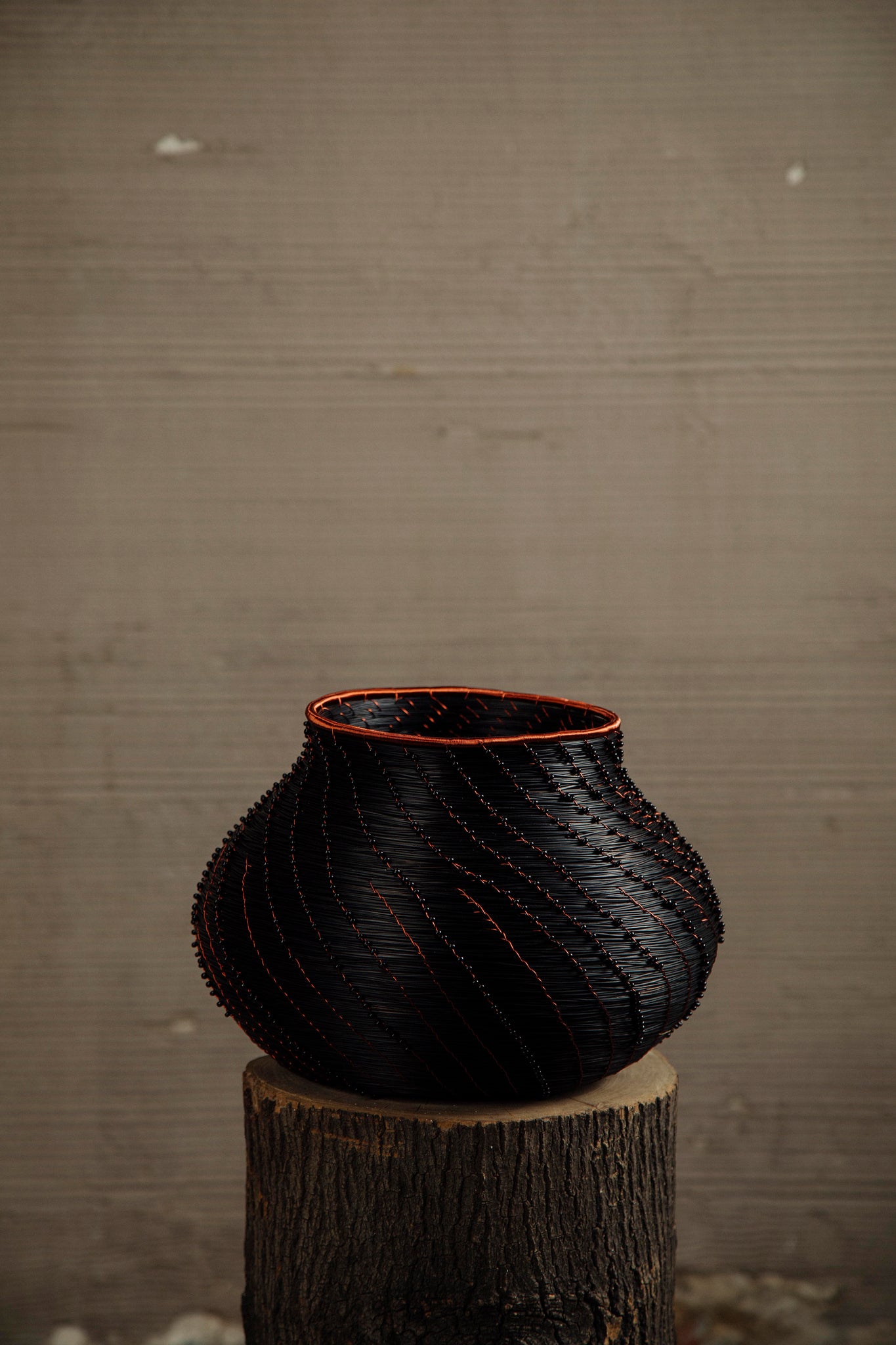 CANASTO NEGRO CON COBRE